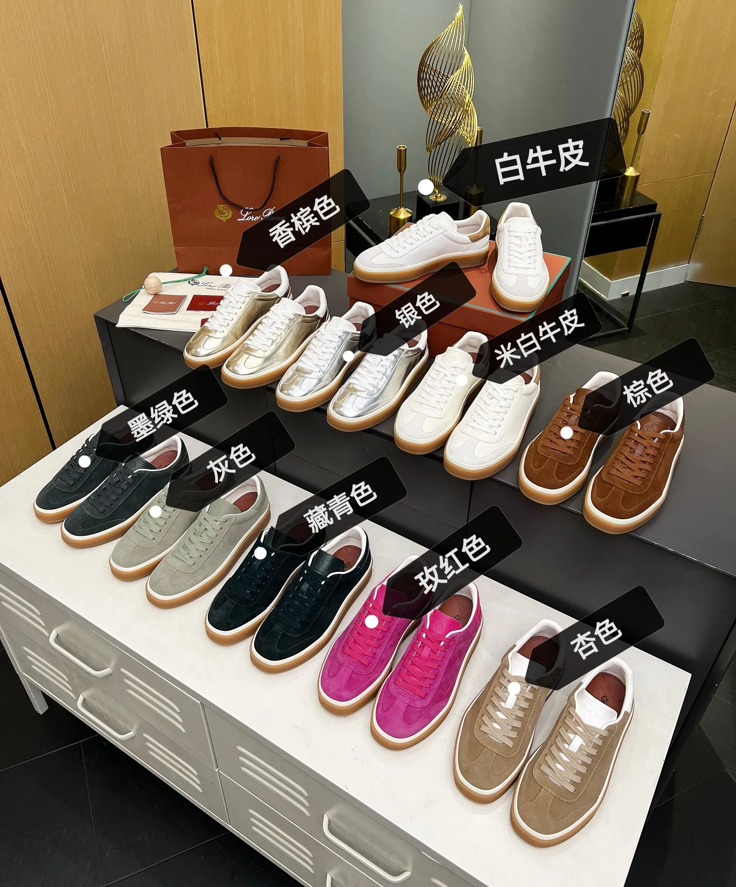 Men's shoes 💰600 purchasing agent, high version 🦅⛳️ Italy [Loro Piana] Tennis walk series LP couple's moral training shoes casual sports shoes sneakers 🎁🎁 Original purchase development and production This new suede tennis shoe adopts an ultra-low design, suitable for wearing all year round 👫👫 The wrapped sole creates an effortlessly attractive color combination that harmoniously blends functionality with understated style, making it the ideal shoe for urban wear. Soft calfskin tongue with Kummel color insert at the heel, cotton lace upper with embossed LP logo, cowhide suede sole, rubber-lined calfskin ✦Upper: imported first-layer cowhide➕customized original cowhide ✦lining: cowhide lining➕cowhide insole ✦sole: original molded TPR ultra-light outsole ✦packaging: original complete package ✦Female size: 35--40 ✦Male size: 39--45